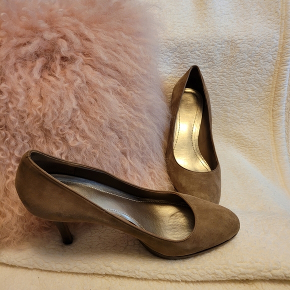 Ann Taylor Camel Suede Pumps - Picture 2 of 6